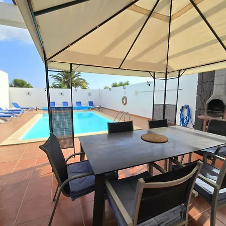 Casa Georgiana, Central Playa Blanca, Private Heated Pool-2